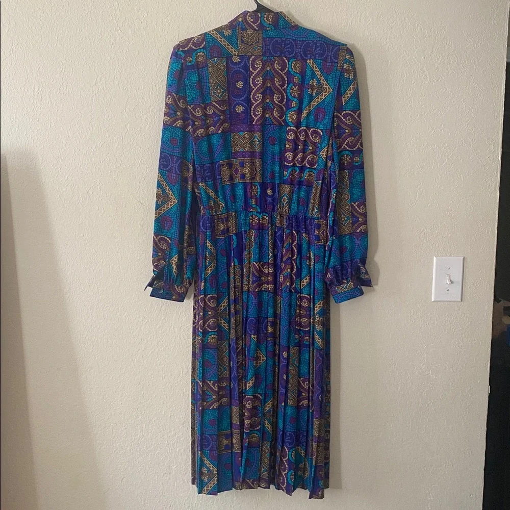 VINTAGE Leslie Fay Beautiful Purple and Teal Long Sleeve Printed Pleated Dress - Picture 10 of 12